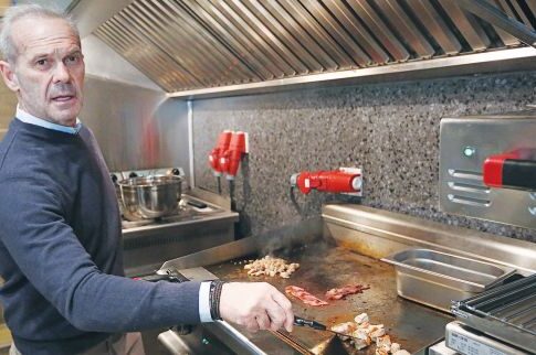 «Μάστορας» στο ψήσιμο ο Πέτρος Κωστόπουλος