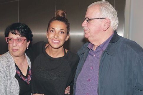 Οι γονείς της Ελένης Χατζίδου κοιτάζουν τον λάθος φωτογράφο