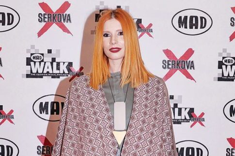Η Αντζυ Ανδριτσοπούλου φόρεσε κουρτίνες και βγήκε