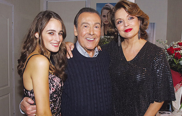 Οικογένεια • Από αριστερά: Μαρία, Τόλης Βοσκόπουλος και Αντζελα Γκερέκου