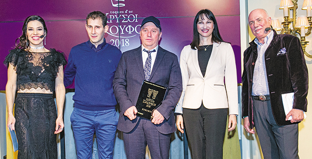 i_aponomi_sto_koryfaio_estiatorio_tis_elladas_1720_kai_dyo_hrysoi_skoyfoi_etrusco_apo_tin_ypoyrgo_toyrismoy_elena_koyntoyra