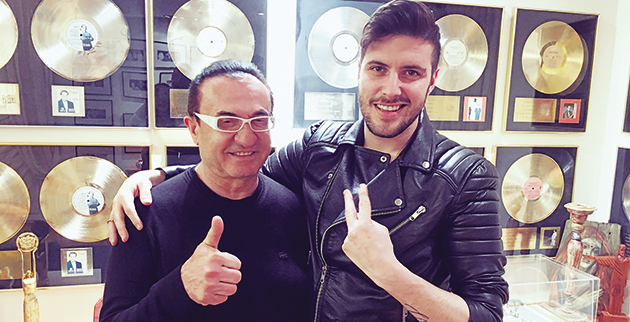 Αγκαλιά με τον Λευτέρη Πανταζή