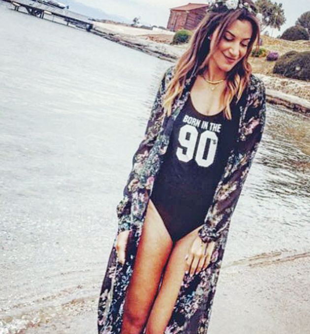 Ανέμελη ποζάρει στον φακό η Γεωργιάννα Κασίμη