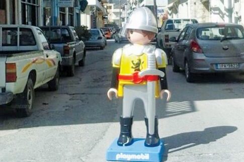 Κρήτη: Εκλεισαν με Playmobil δρόμο έπειτα από τροχαίο ατύχημα