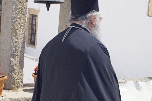 Παπάς έκλεβε εικόνες