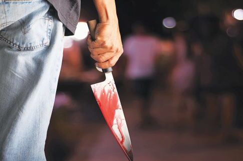 Mαχαίρωσαν 17χρονο μέσα στο σπίτι του
