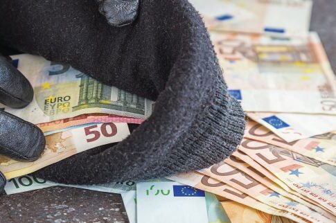 Συνταξιούχος την... πάτησε! 75.000 € που έκρυβε στην κουζίνα «έκαναν φτερά»