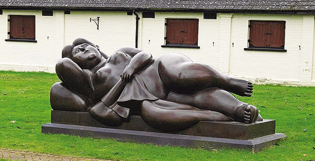 Το άγαλμα «Reclining woman»