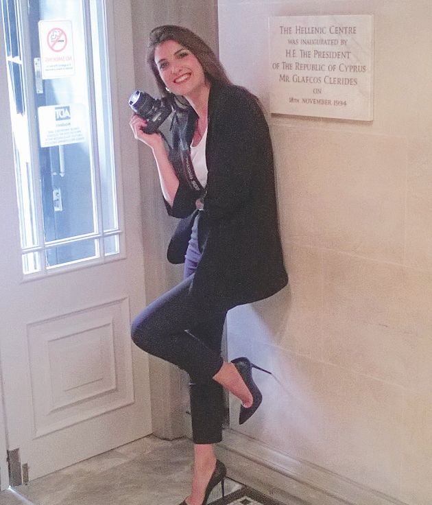 με φωτογραφικη μηχανή στο χέρι η Ελισάβετ Κατσαμάκη
