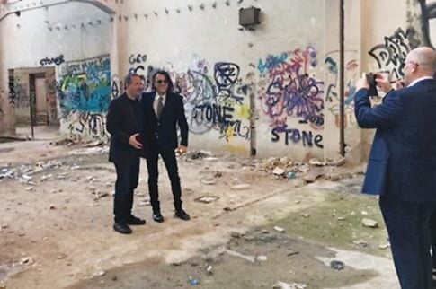 Ο Ψινάκης «φέρνει» το Χόλιγουντ σε παλιό εργοστάσιο πορσελάνης