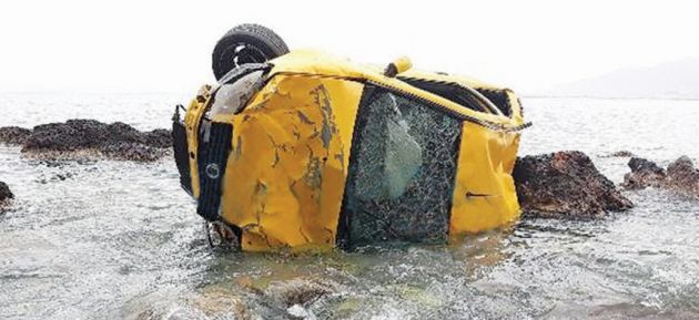 ΣΥΝΤΡΙΜΜΙΑ μέσα στη θάλασσα το Ι.Χ. του 21χρονου Φωτο: tharrosnews.gr