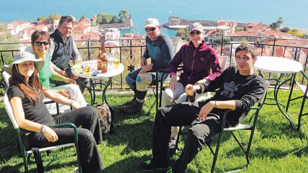 ΣΤΟ ΚΑΣΤΡΟ της Ναυπάκτου με φίλους του ο αγνοούμενος Θάνος (δεξιά)