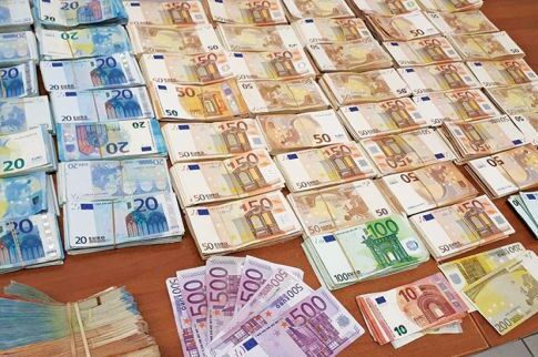 Πατέρας και γιος στην Ημαθία πέταξαν 253.000 ευρώ από το παράθυρο όταν πιάστηκαν με οπλοστάσιο!