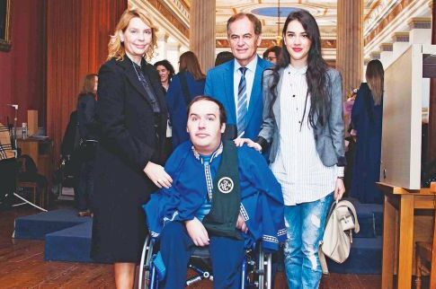 Με νονό τον γιο της «βάφτισε» το κόμμα της η Παπακώστα