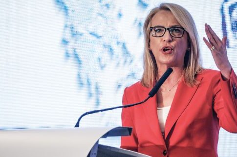 Αιχμές Δούρου σε φίλους υπουργούς!