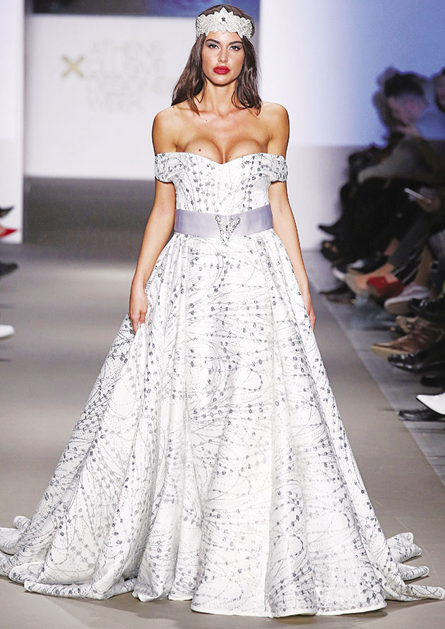 Με μπούστο τούμπανο η Ιωάννα Μπέλλα