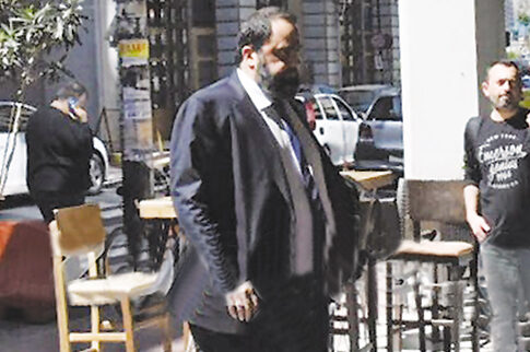Ο Μαρινάκης παρέδωσε το διαβατήριο