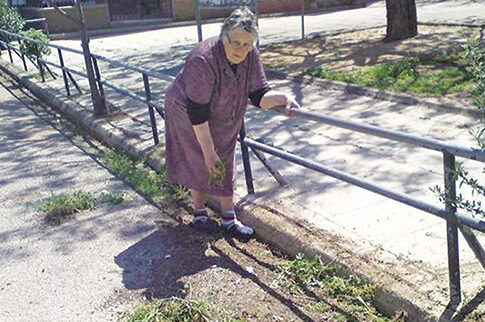 Χίος: Γιαγιά εδώ και 33 χρόνια καθαρίζει τον δρόμο απ' όπου περνάει ο Επιτάφιος!