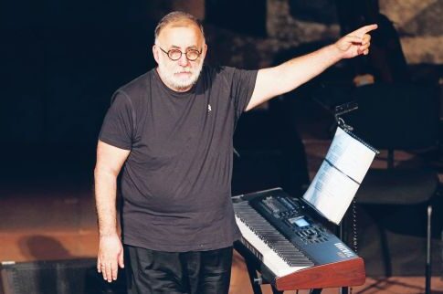 O Θάνος Μικρούτσικος παλεύει για τη ζωή του