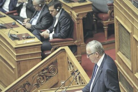 Αγκαλιά και φιλί Γιούνκερ στον Γιώργο Παπανδρέου!
