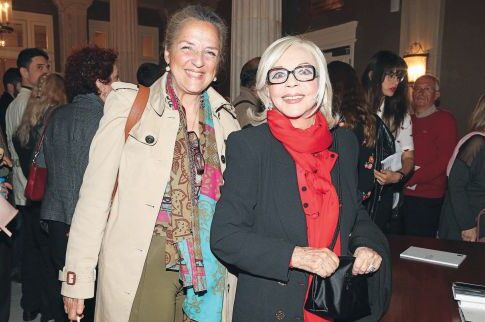 Χαμογελαστές και φινετσάτες δύο κυρίες της τέχνης