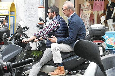 «Ξεβλάχεψε» και ξέχασε να φορέσει κράνος πάνω στη μηχανή