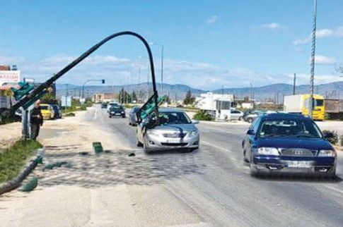 Ξεκόλλησε φανάρι στη Λάρισα και πλάκωσε αυτοκίνητο