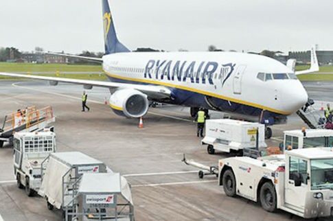 Εκβιασμός από Ryanair για «κόψιμο» πτήσεων στα ελληνικά αεροδρόμια