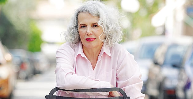 Με πουκάμισο • Η Κατερίνα Βακαλοπούλου ποζάρει στον φακό της «Espresso» (Φωτό: Χρήστος Ζήνας)