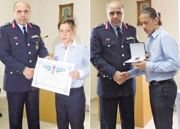 Οι ανήλικοι γιοι του Μαρτζάκλη παραλαμβάνουν το μετάλλιο (Φωτό: ilialive.gr)