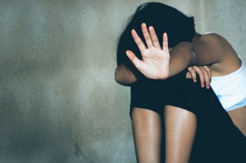 Ζήτησε από τον βιαστή της να φορέσει προφυλακτικό και γλίτωσε