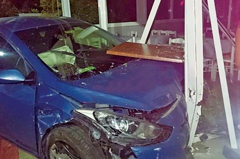 Οδηγός «τύφλα» στο μεθύσι μπούκαρε με  το αμάξι του σε ταβέρνα των Αγίων Θεοδώρων