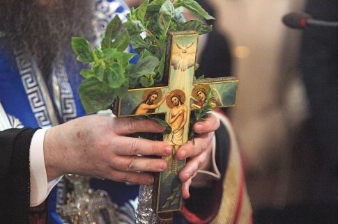 Χωρισμένος ιερέας πέταξε τα ράσα και πάει για δεύτερο στεφάνι