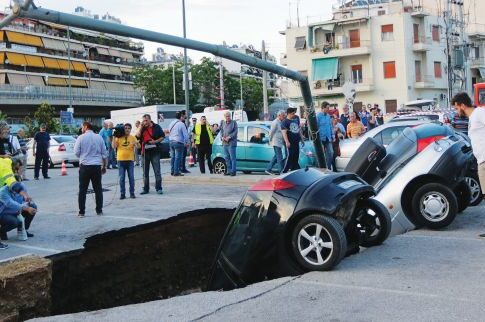 Η γη άνοιξε και «καταπίνει»  αυτοκίνητα στην Καλλιθέα