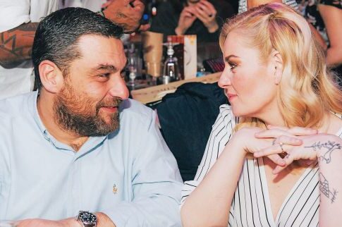 Νυφούλα στη Σαντορίνη η Μουτάφη
