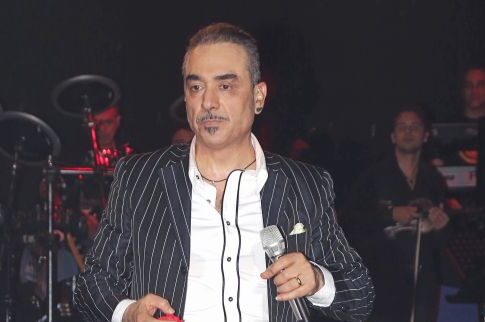 Κωλοτούμπα Νότη, που αγάπησε ξαφνικά τους Αλβανούς μετά το χοντρό κράξιμο για την αποψινή συναυλία στα Τίρανα