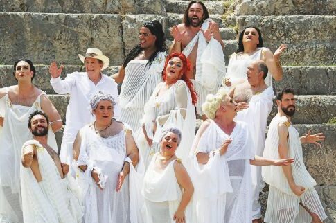 Στα λευκά για τις «Εκκλησιάζουσες»