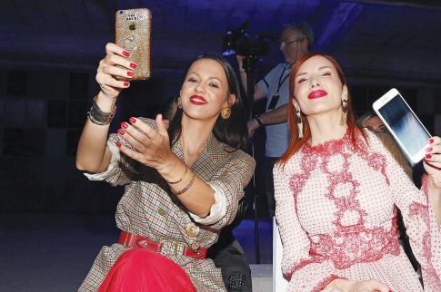 Η Ραμόνα στο fashion show του Κουδουνάρη, αφήνοντας και ας πάνε στην ευχή τα παλιά