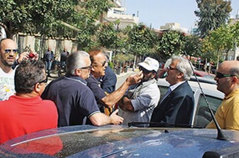 Την «έπεσαν» σε συριζαίους