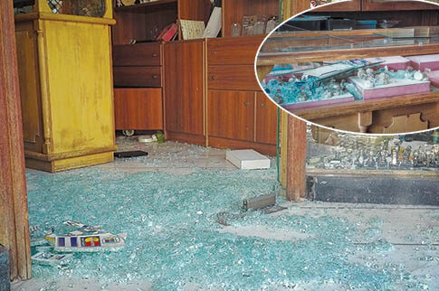 Γκρέμισαν την πρόσοψη κοσμηματοπωλείου με βανάκι και άρπαξαν τα πάντα από τις προθήκες!