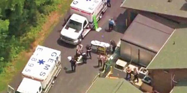 Ασθενοφόρα μεταφέρουν τραυματίες από το εστιατόριο