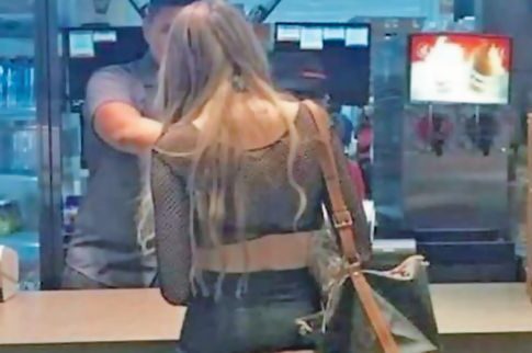 Πήγε να φάει μπέργκερ με αυτή την...εμφάνιση