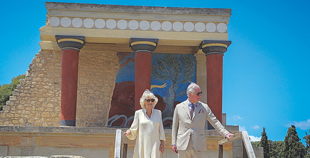 Η Καμίλα και ο Κάρολος με φόντο την Κνωσό