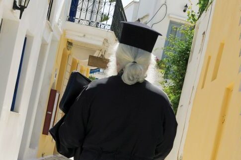 Σοκ στον Βόλο! Παππάς πλήρωνε την ερωμένη του για να ασελγεί στην 11χρονη κόρη της