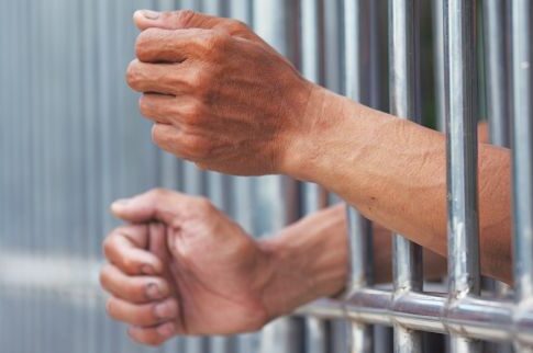 Σπείρα «βάφτιζε» με πλαστές  βεβαιώσεις φυλακισμένους εμπόρους ναρκωτικών... χρήστες!