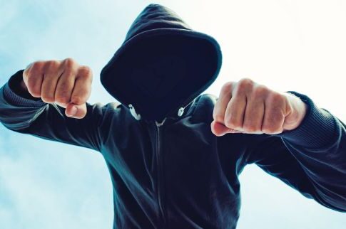 Κουκουλοφόροι την έπεσαν σε μαθητές