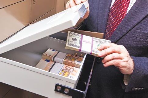 Τραπεζικοί υπάλληλοι έβαλαν χέρι σε θυρίδες
