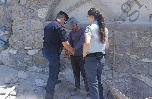 Χειροπέδες στους εργάτες ΦΩΤΟ: mononews.gr