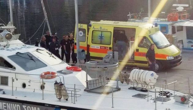 ασθενοφορο περιμένει στο λιμάνι να παραλάβει τις σορούς των θυμάτων