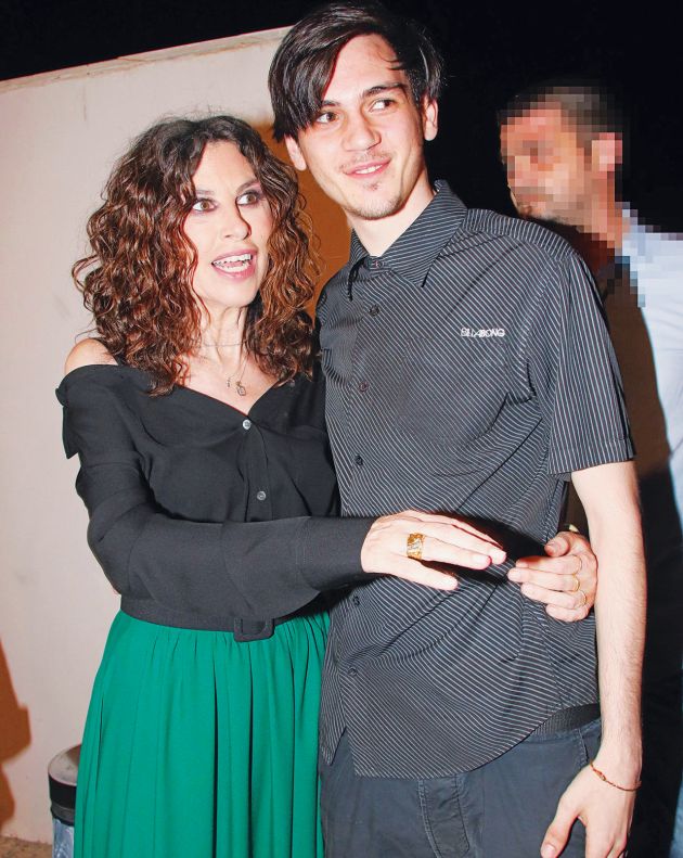 ΟΙΚΟΓΕΝΕΙΑΚΟ «ΚΛΙΚ» H μαμά Ελευθερία Αρβανιτάκη αγκαλιά με τον γιο της Λεωνίδα Χατζημιχάλη